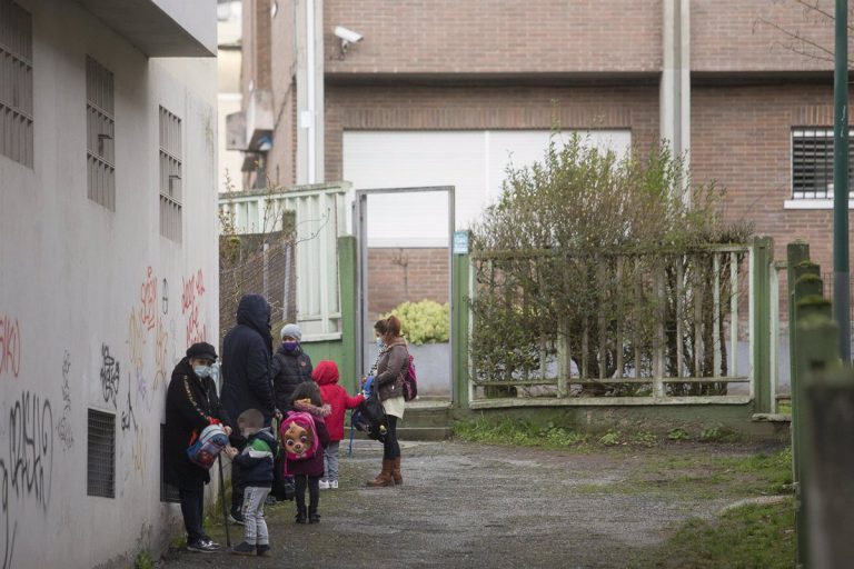 Los casos activos en centros educativos gallegos suben a 576