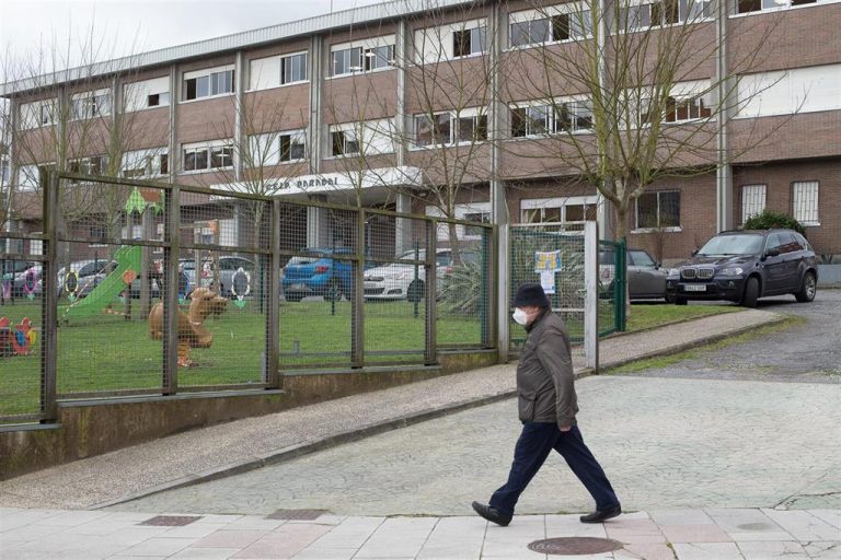 Descienden a 348 los casos activos en los centros educativos gallegos