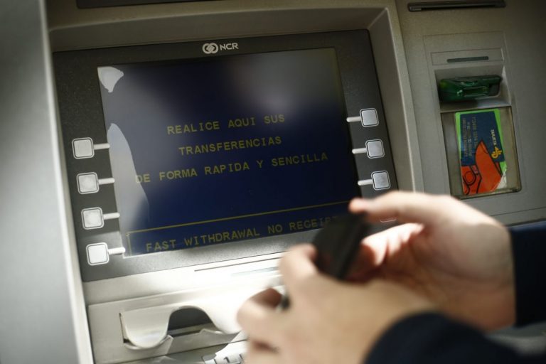 Podemos defenderá en el Congreso limitar las comisiones por retirar efectivo en cajeros