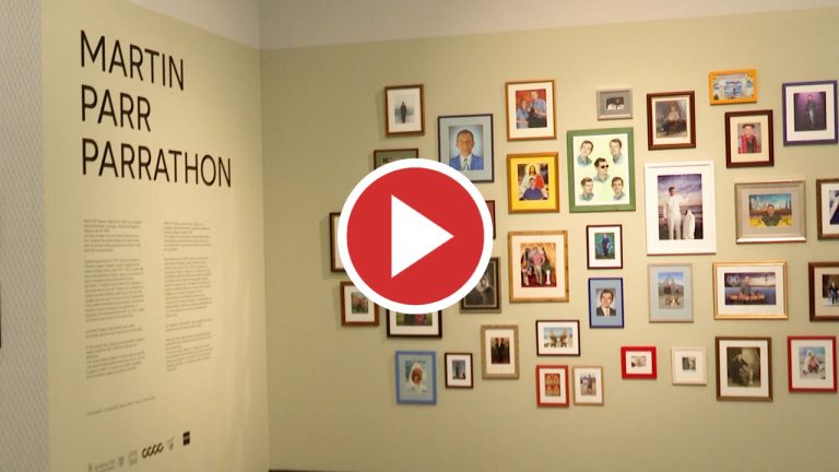 Una exposición en Valencia muestra la ironía de la fotografía de Martin Parr