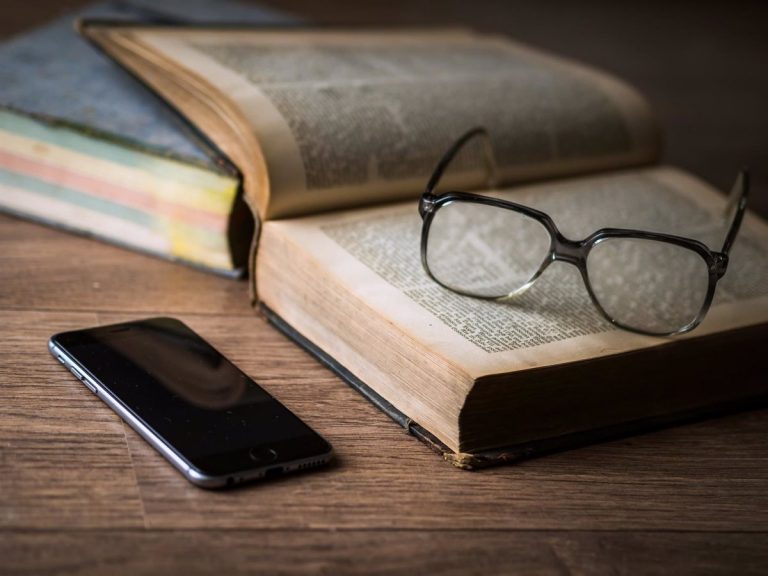 Más de la mitad de los lectores españoles lee indistintamente en los dos formatos