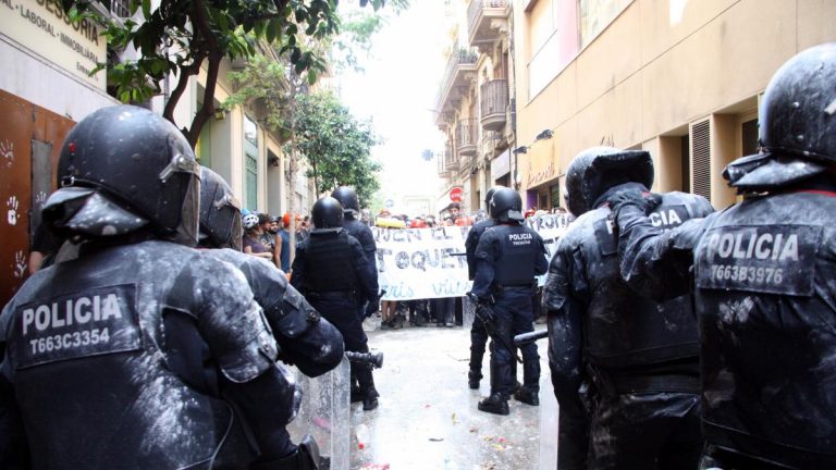 Fiscalía mantiene que el mosso acusado de agredir a un periodista lo persiguió «sin justificación»