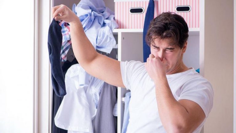 Cómo eliminar el olor de la ropa sin lavarla