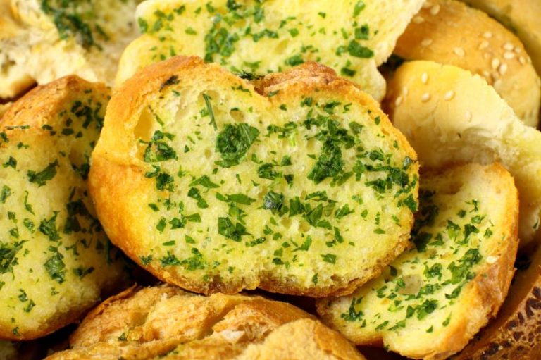 Cómo hacer pan de ajo en casa, la alternativa más rica al pan