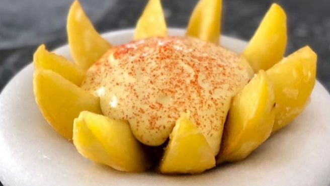 Igual que un chef: Cómo hacer las patatas bravas de escándalo de Jordi Cruz