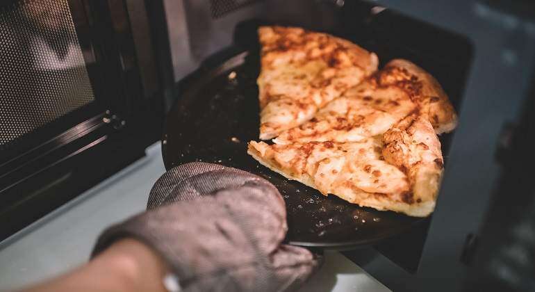 👉 3 formas de como recalentar pizza (sartén, en horno y microondas)
