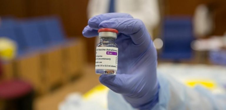 Castilla y León defiende la suspensión de AstraZeneca por «precaución»
