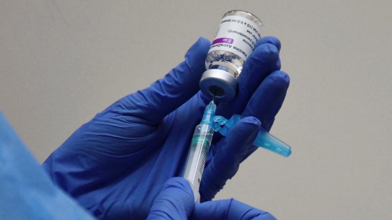 Experto insta a completar la vacunación de AstraZeneca con la misma vacuna