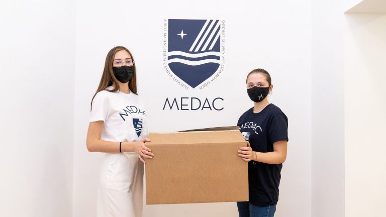 MEDAC dona 500 kilos de ropa nueva a la Asociación Madre Coraje