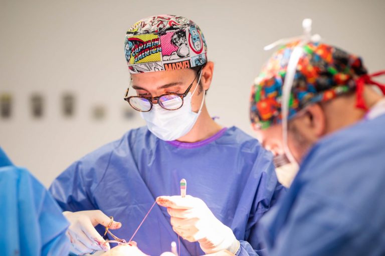 Los beneficios de someterse a una abdominoplastia, según los expertos