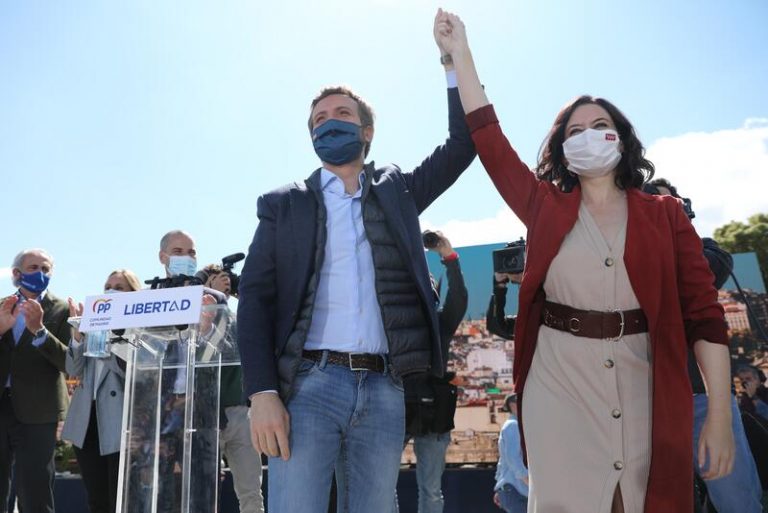Ayuso resiste una campaña polarizada y llega ‘fuerte’ al cierre electoral