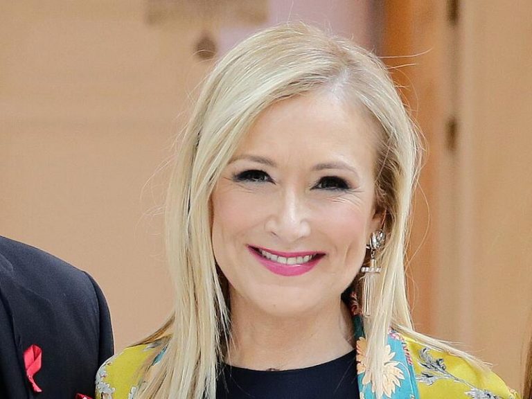 Cifuentes recibe la Medalla de Oro de la Comunidad «después de que la Justicia haya hablado tras un largo calvario»