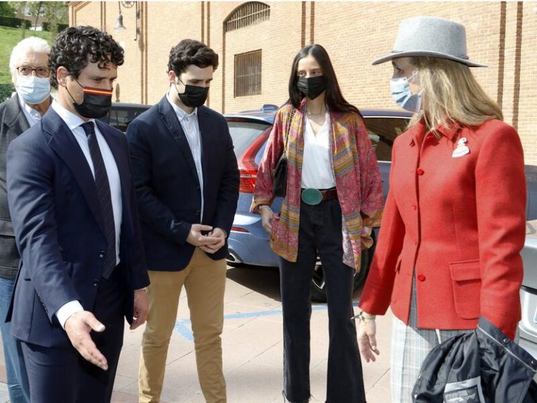 La Infanta Elena desvela cómo se encuentra el Rey Juan Carlos: «Fenomenal»