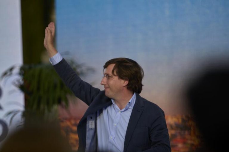 Almeida acude a votar «optimista pero no confiado»
