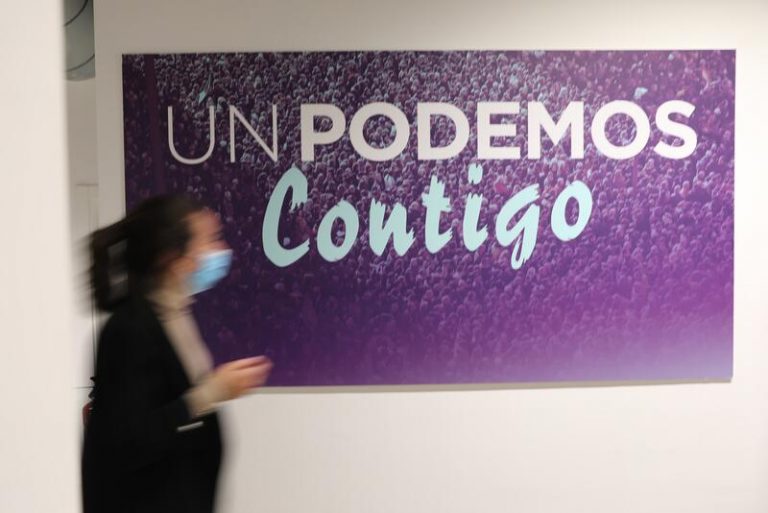 Al ritmo de «canta y no llores», unos mariachis consuelan la sede de Podemos