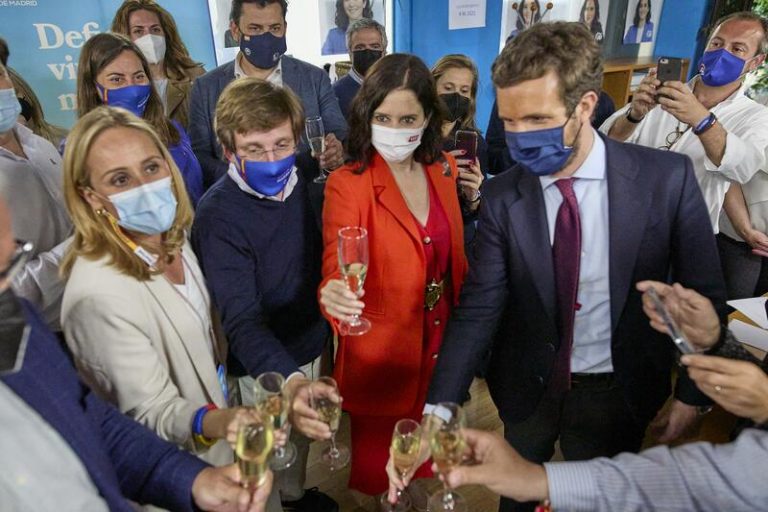 El gran triunfo de Ayuso impulsa a Casado, que se ve más cerca de Moncloa