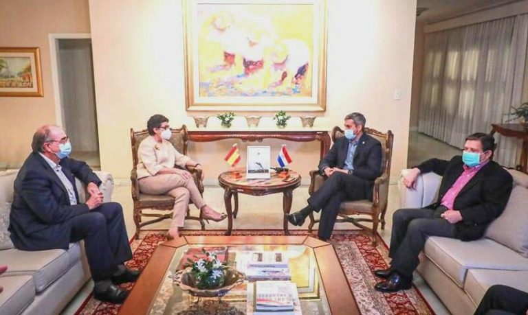 El presidente Paraguay recibe a González Laya en el inicio de su visita oficial al país