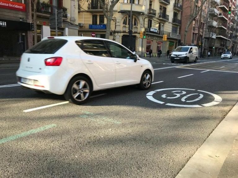 La limitación a 20 y 30 km/h en todas las vías urbanas entra en vigor este martes