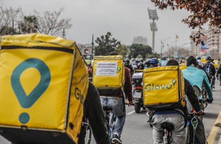 ¿Qué pasa con los repartidores a domicilio durante la Dana? Así sufren los ‘riders’