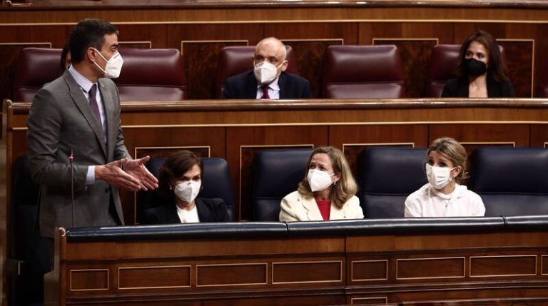 Casado llama a Sánchez «pato cojo» y este le dice que se le está poniendo «cara de Albert Rivera»