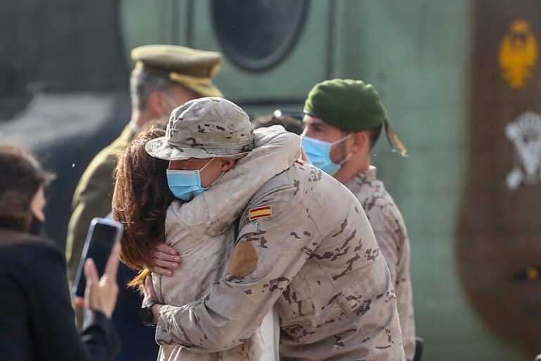 El Rey, Sánchez y Robles reciben a los últimos militares desplegados en Afganistán