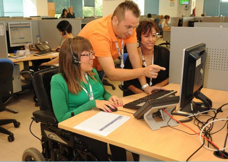 Más de 3.800 personas con discapacidad se formaron el año pasado en nuevas tecnologías con ayuda de Fundación ONCE