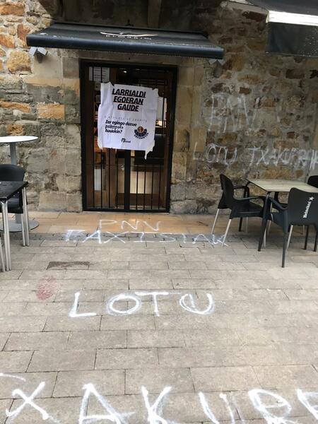 PNV denuncia nuevas pintadas en sus sedes de Elorrio y Ondarroa