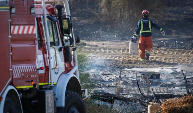 Un incendio en un asentamiento de Palos deja dos heridos y calcina el 60% de las chabolas