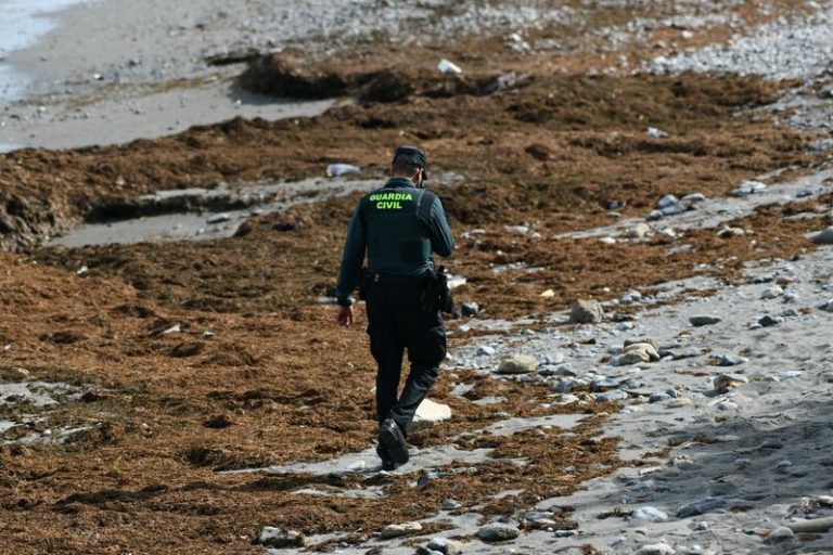 Más de cien migrantes entran en Ceuta bordeando los espigones de Benzú y el Tarajal