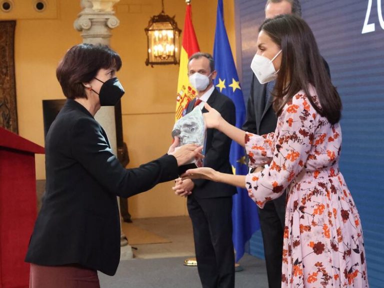 La Reina Letizia recupera su vestido de flores preferido para entregar los Premios Nacionales de Investigación 2020