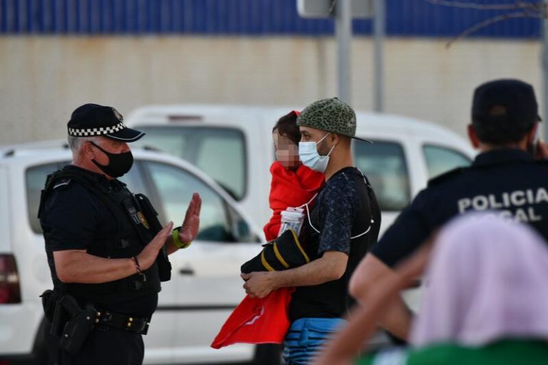 Miles de marroquíes siguen accediendo irregularmente a Ceuta y desbordan la ciudad