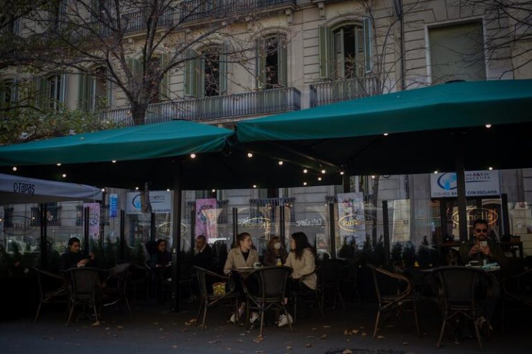 Cataluña amplía el horario de restauración y permite reuniones de hasta 10 personas