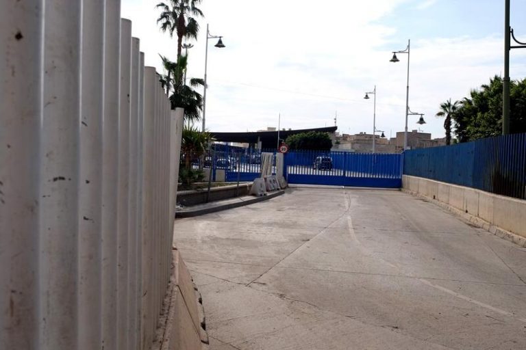 Cientos de marroquíes intentan entrar en Melilla y decenas lo logran