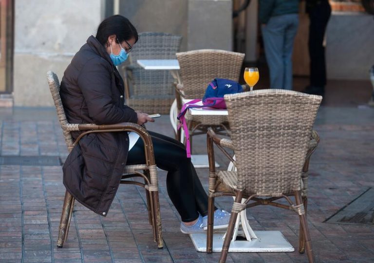 Andalucía apunta que hasta alcanzar la inmunidad en un 70-80% «se recomendará la mascarilla»