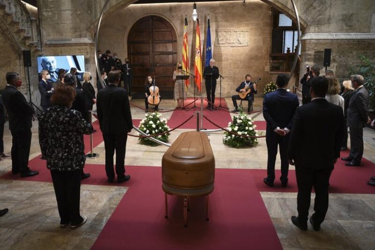 La Comunitat Valenciana homenajea y da un «último abrazo» a Francisco Brines, un «maestro de poesía y vida»