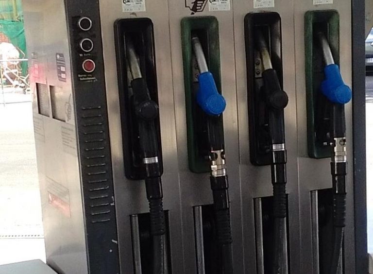El precio de los carburantes se mantiene estable en máximos anuales