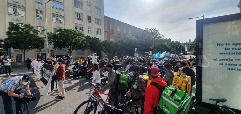 Los ‘riders’ se concentran en el Congreso para pedir el voto en contra de la Ley que los regula