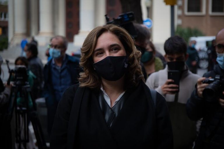 Colau afirma que a Sánchez «no le debe temblar la mano» para indultar a los presos del 1-O