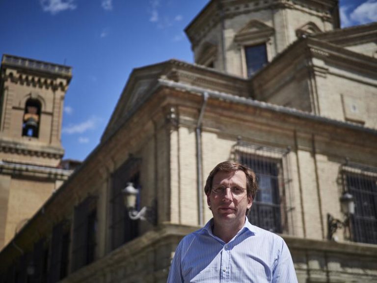 Almeida ve «correcto» que suene el himno en las escuelas murcianas