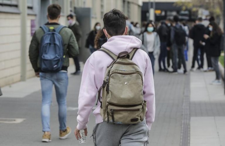 Cuatro de cada diez universitarios envían contenido sexual por móvil o redes