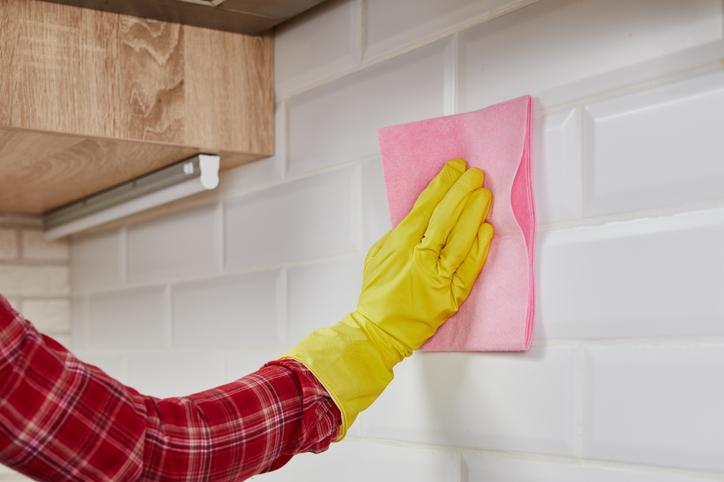 Cómo quitar la grasa de los azulejos de la cocina