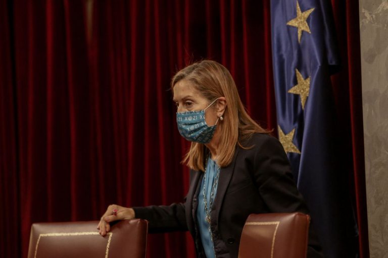 Ana Pastor critica que Sánchez solo se dedica a «hablar de vacunas y de fútbol»