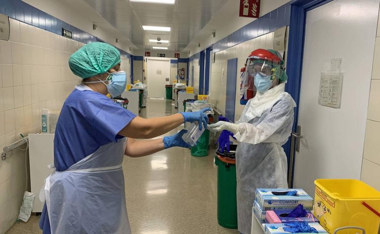 Andalucía registra 1.144 casos y 16 muertes