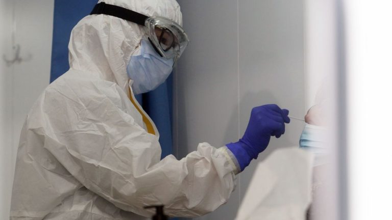 Andalucía suma 1.458 casos, mayor cifra en dos semanas, y dos muertes