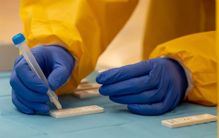 Andalucía suma 1.356 casos, nueve muertes y baja su tasa hasta 213