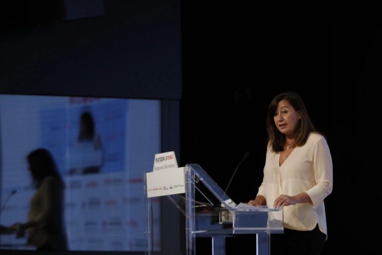Armengol no ve problema legal en diferenciar el trato a los viajeros nacionales vacunados con una dosis