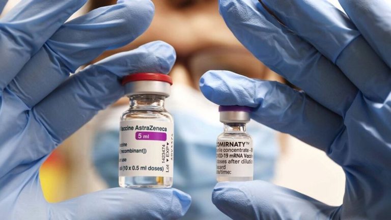 AstraZeneca o Pfizer: las claves para saber cuál debes elegir