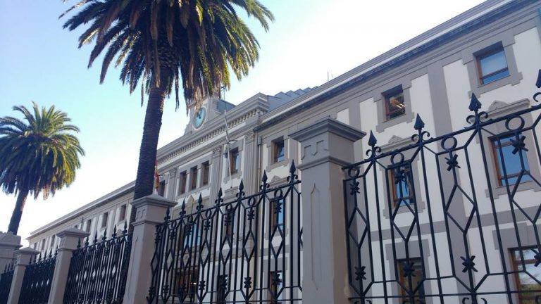 Condenado a prisión por abusar sexualmente de una menor en una parada de autobús
