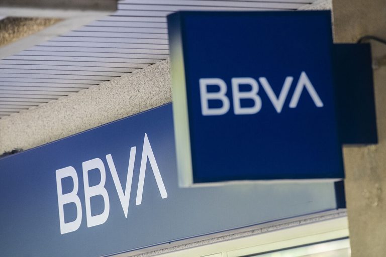 BBVA analizará un aumento de las recolocaciones internas para reducir los despedidos