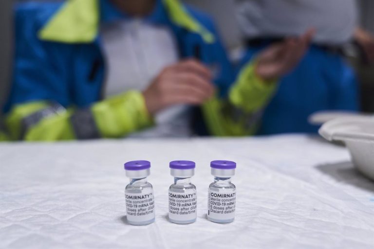 La UE firma con BioNTech-Pfizer la compra de hasta 1.800 millones dosis
